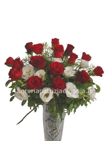 Bouquet di rose e fiori bianchi